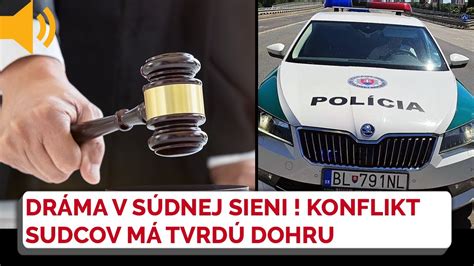 Tlmočník prekladajúci v súdnej sieni