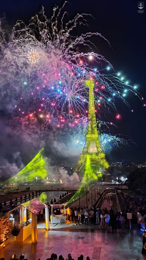 Ohňostroj nad Eiffelovou vežou počas Fête Nationale