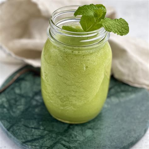 Zdravé smoothie so stopkovým zelerom a zelenou zeleninou