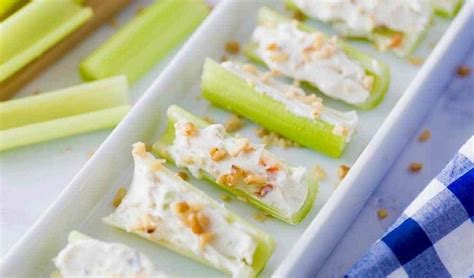 Čerstvý stopkový zeler s rôznymi dipmi ako zdravý snack