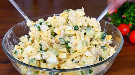 Farebný šalát s kuracím mäsom a zeleninou