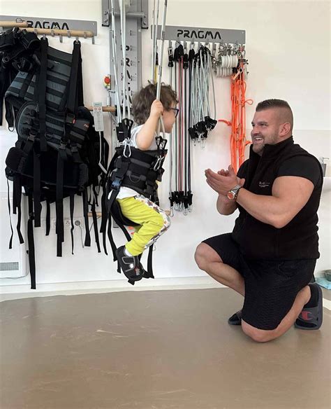 Dieťa pracuje s kovovými prvkami