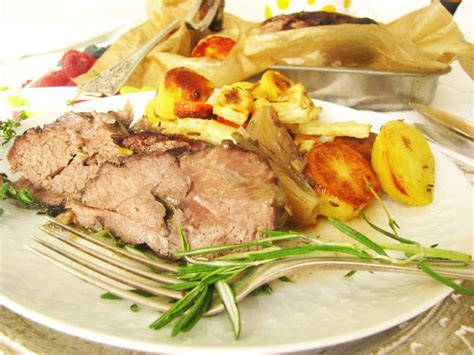 Servírované jahňacie stehno s pečenými zemiakmi a zeleninou