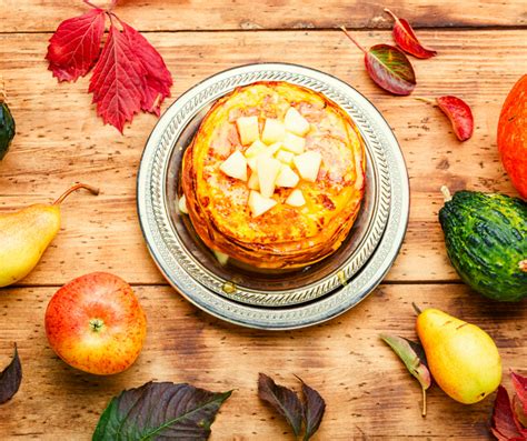 Palacinky z tekvice na tanieri s ovocím