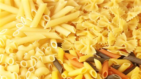 Koláž rôznych druhov cestovín a omáčok