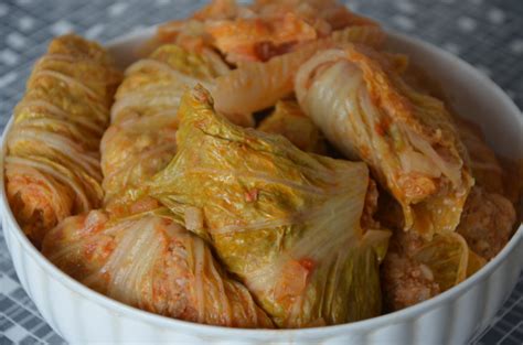 Pripravené plnené listy pekingskej kapusty pred varením