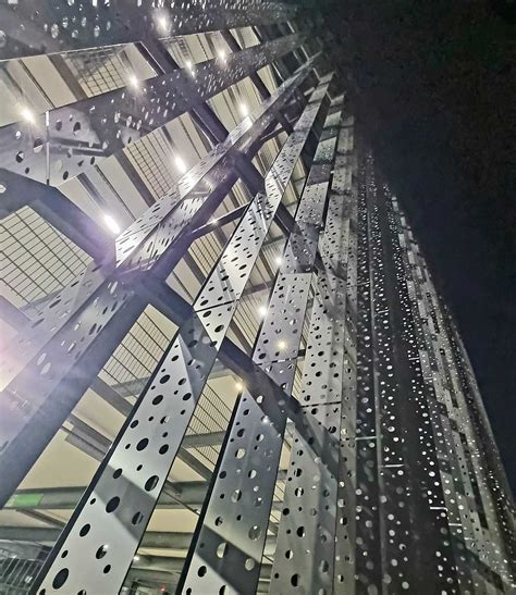 Príklady použitia dierovaného plechu v architektúre