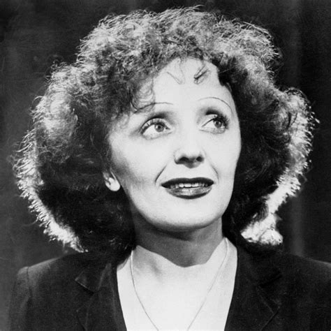 Edith Piaf na pódiu, mikrofon v ruke