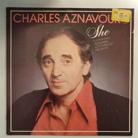 Charles Aznavour spieva na pódiu