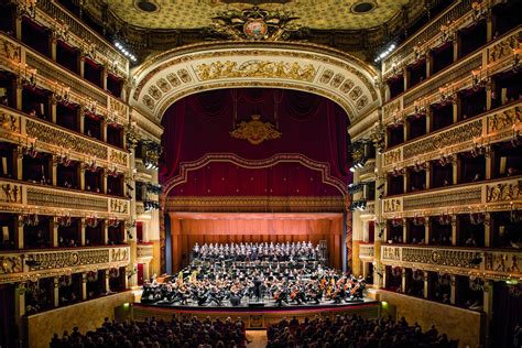 Interiér divadla Teatro San Carlo v Neapole