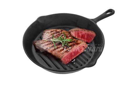 Liatinová panvica s grilovaným steakom