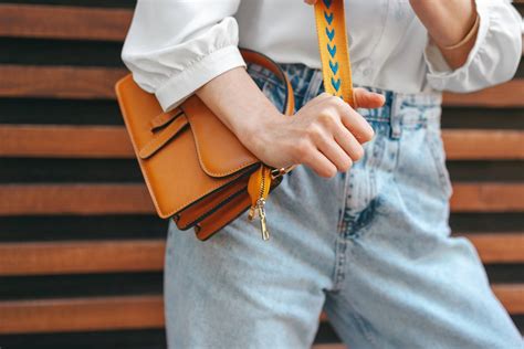Modelka s crossbody kabelkou a ležérnym outfitom