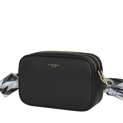 Čierna crossbody kabelka kombinovaná s rôznymi outfitmi
