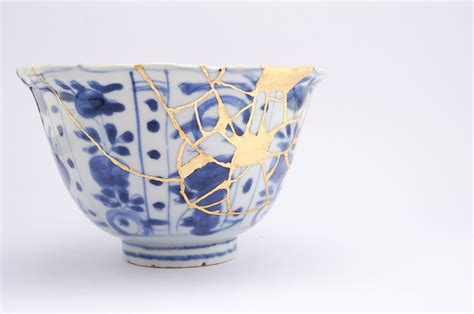 Zlatom opravená keramická misa technikou Kintsugi