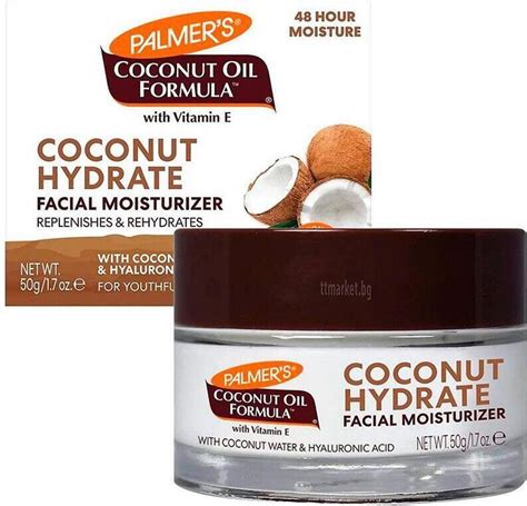Žena si natiera tvár kokosovým olejom