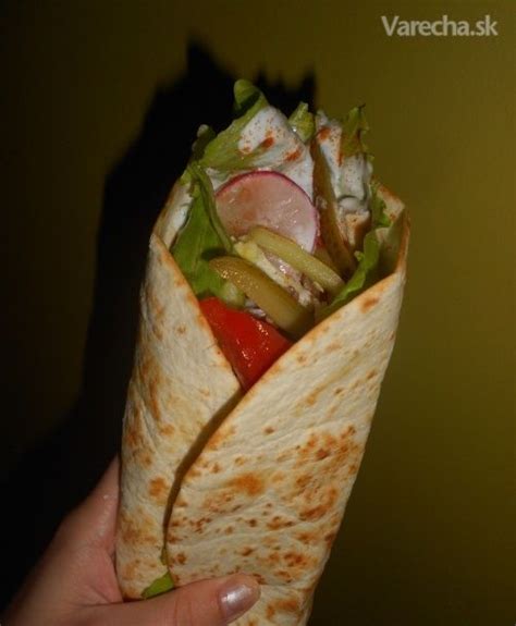 Tortilla s rôznymi náplňami a dresingom