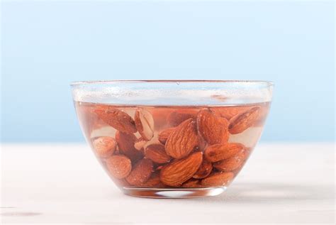 Raw mandle namočené vo vode pred spracovaním