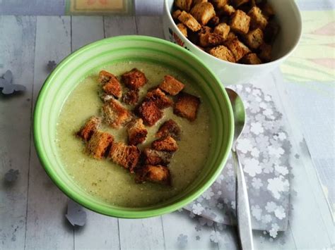 Misku s tradičnou cesnakovou polievkou a krutónmi