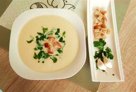 Misku s krémovou cesnakovou polievkou ozdobenou bylinkami