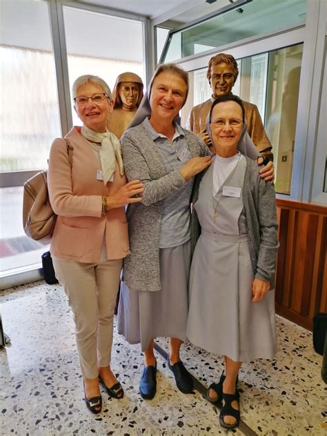 Ruky, ktoré si navzájom pomáhajú
