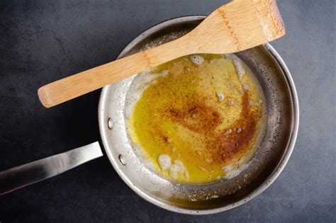 Hnedé maslo (beurre noisette) v panvici