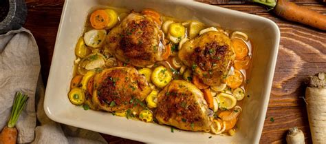 Servírovaný tanier s divinou na koreňovej zelenine a pohárom vína