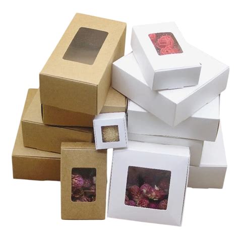 Krabica plná rôznych sladkostí s odkazmi