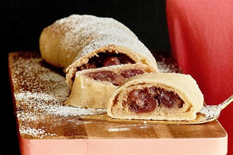 Pečená štrúdľa posypaná cukrom