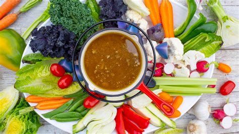 Bagna cauda s čerstvou zeleninou