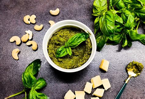 Čerstvé bazalkové pesto v mažiari
