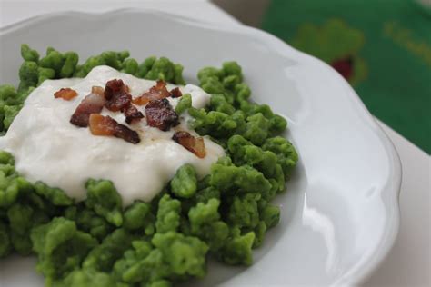 Hotové špenátové halušky s tvarohom a slaninkou