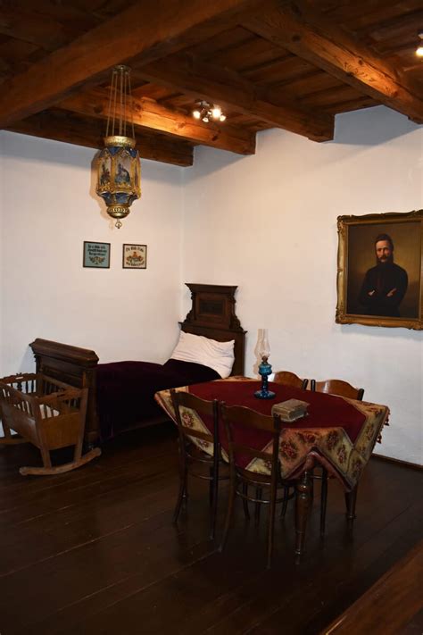 interiér pizzerie s pohodlnými stoličkami a tehlovými prvkami