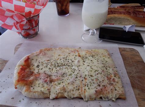 meter dlhá pizza v Manolo Restaurant