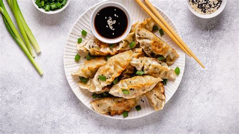 Gyoza knedličky podávané s omáčkou