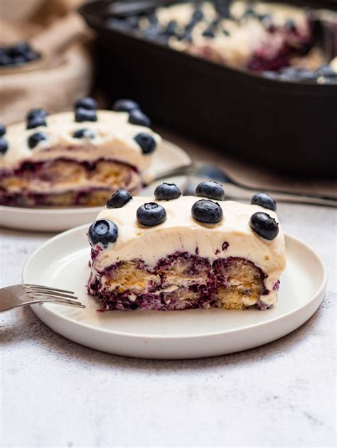Detail mramorovaného čučoriedkového cheesecakeu