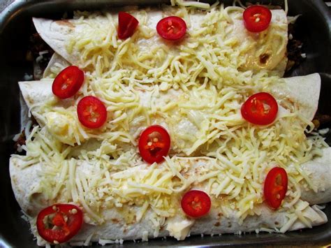 Zapečené plnené tortilly v zapekacej mise