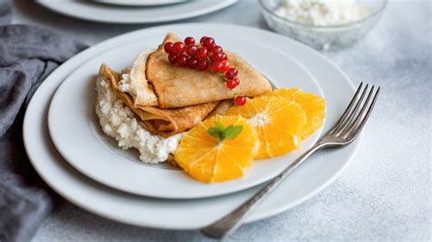 Servírované palacinky s ricottovým krémom a plátkami pomaranča