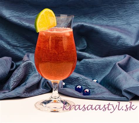 príprava drinku s bazovým sirupom a vodkou