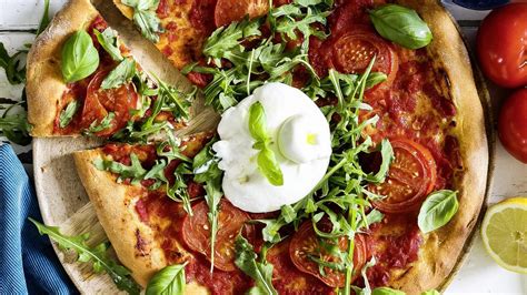 Domáca pizza s burratou a bylinkami