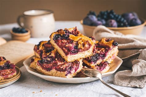 Hotový kysnutý koláč zo špaldovej múky so slivkami