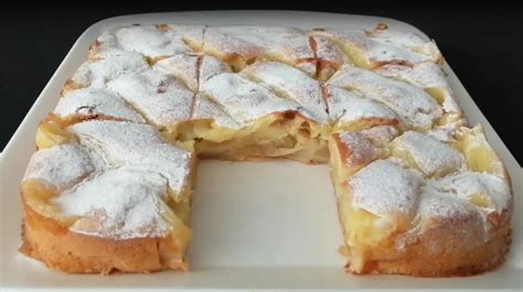 Hrnčekový koláč s jablkami pripravený na servírovanie
