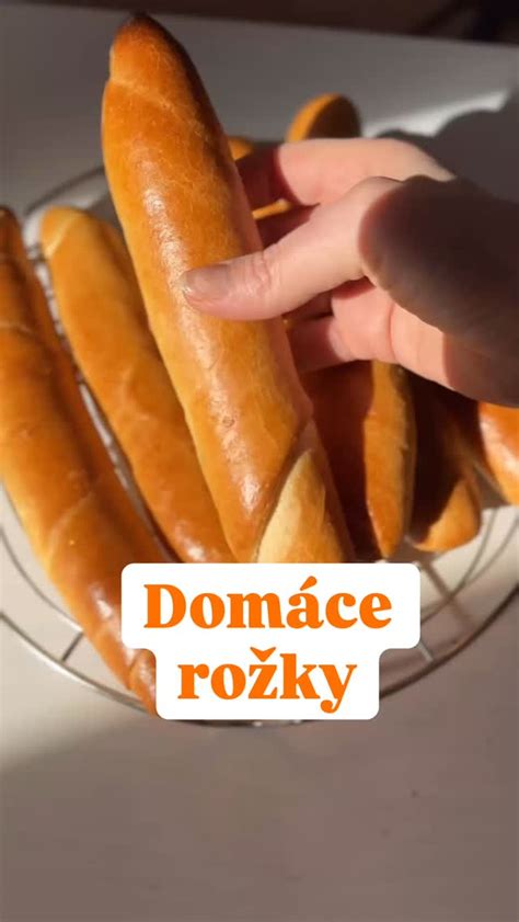 Plech s čerstvo upečenými zlatistými rožkami pripravenými na vychladnutie