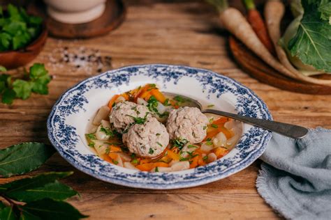 Tanier s jelením vývarom a knedličkami