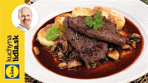 Jelenie rezne so šampiňónovou omáčkou a brusnicami