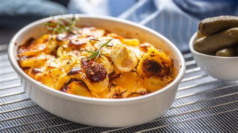 Misky s pripravenými ingredienciami na francúzske zemiaky
