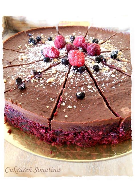 Čokoládová torta s červenou repou, nízko-kalorický dezert