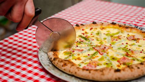 Detail upečenej pizze so syrom