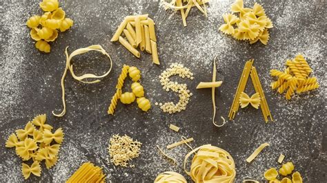 Koláž rôznych tvarov cestovín ako penne, špagety, fusilli a farfalle