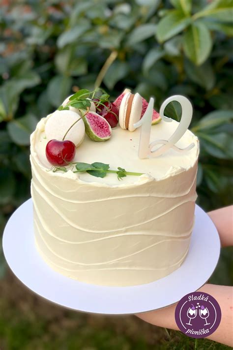 Detailne zdobená narodeninová torta
