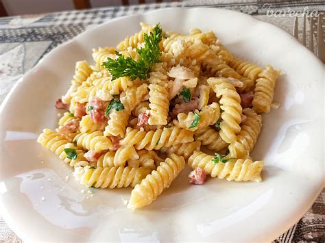 Ilustrácia dojčaťa jediaceho cestoviny